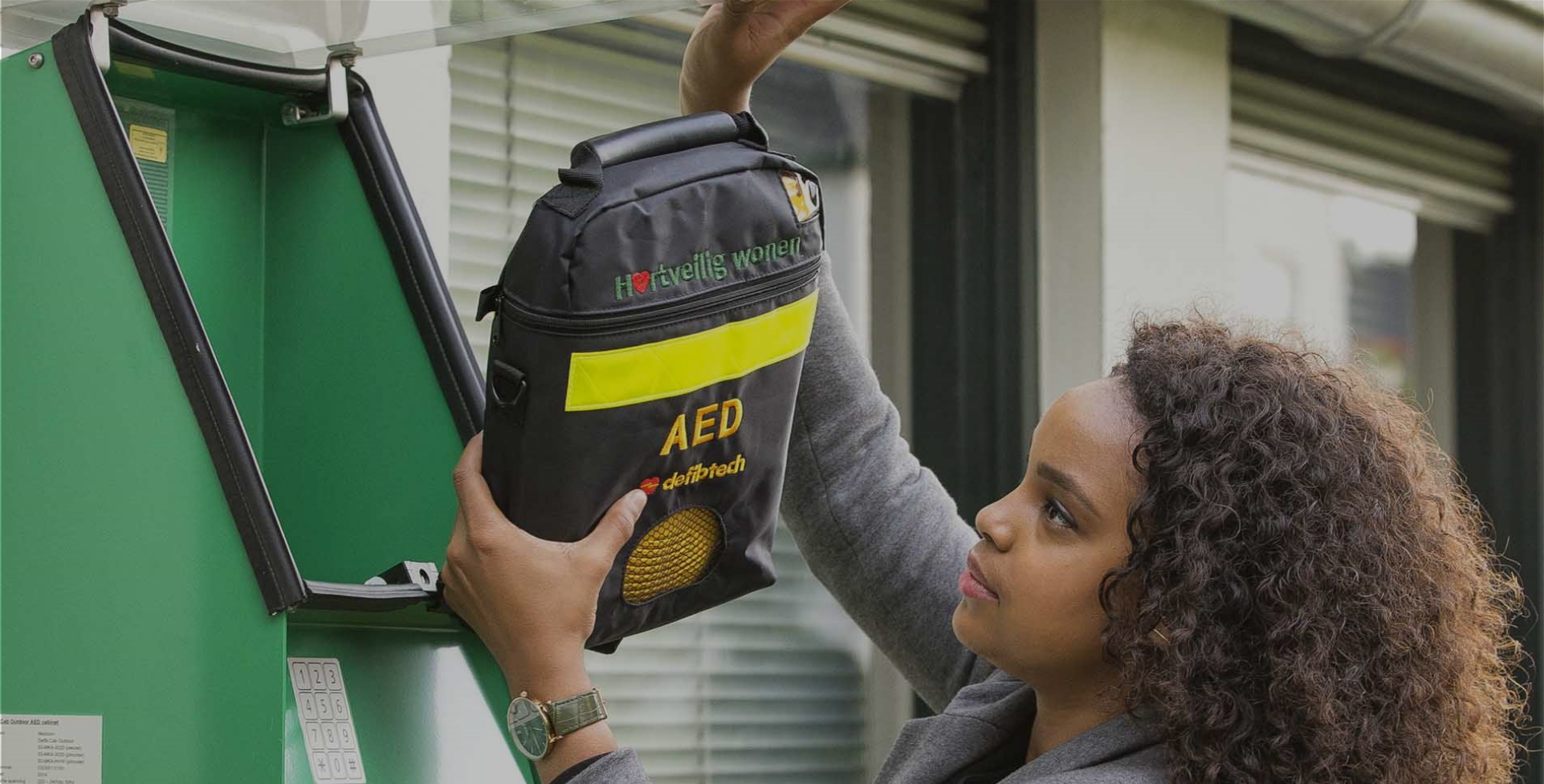 AED die uit een buitenkast wordt gehaald
